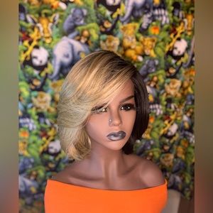 Half black, half blonde short cut